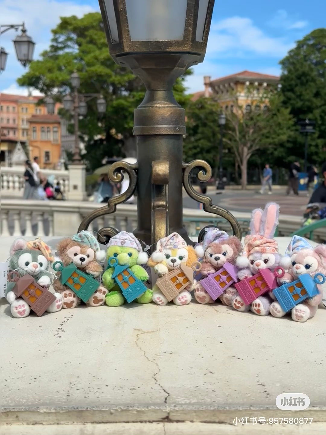 Disney迪士尼|2024东迪秋日睡衣派对系列/Duffy和朋友们坐姿七宝提灯笼亮灯毛绒挂件/包挂