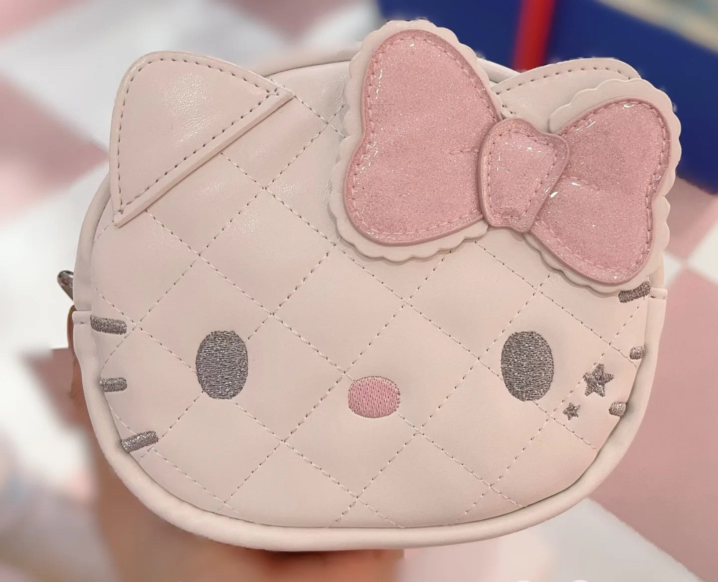 Hello kitty凯蒂猫|Sanrio Hello Kitty Face-Shaped Pouch / Angel and Little Devil天使恶魔手拿小包/背面有小翅膀|约 20.1 x 18.1 x 8.0cm