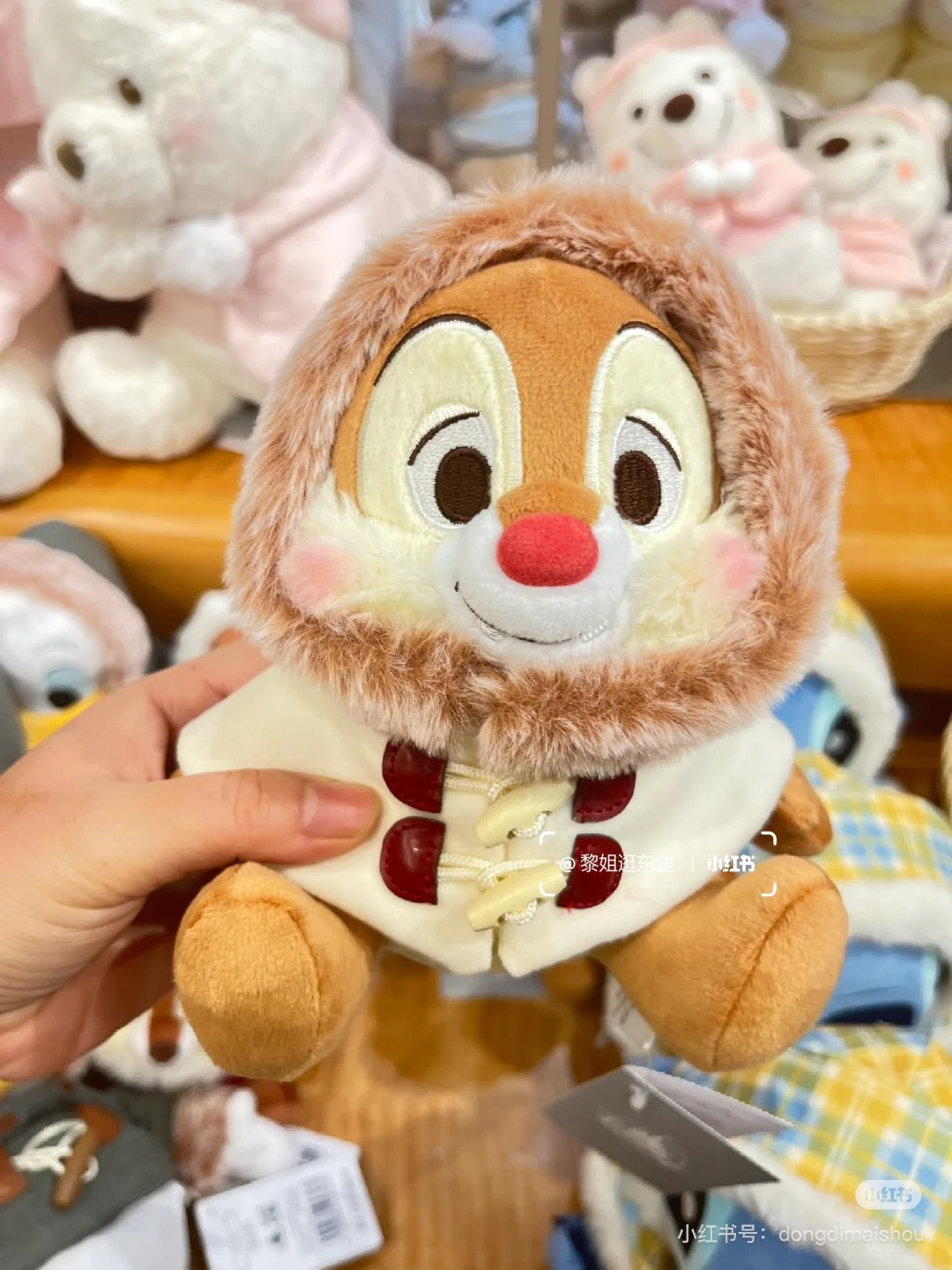 Disney迪士尼|Winter Jacket Doll东迪冬日限定大衣斗篷奇奇和蒂蒂冬装坐姿毛绒玩偶/公仔/可脱帽|约高さ17×幅15×奥行き12(cm)