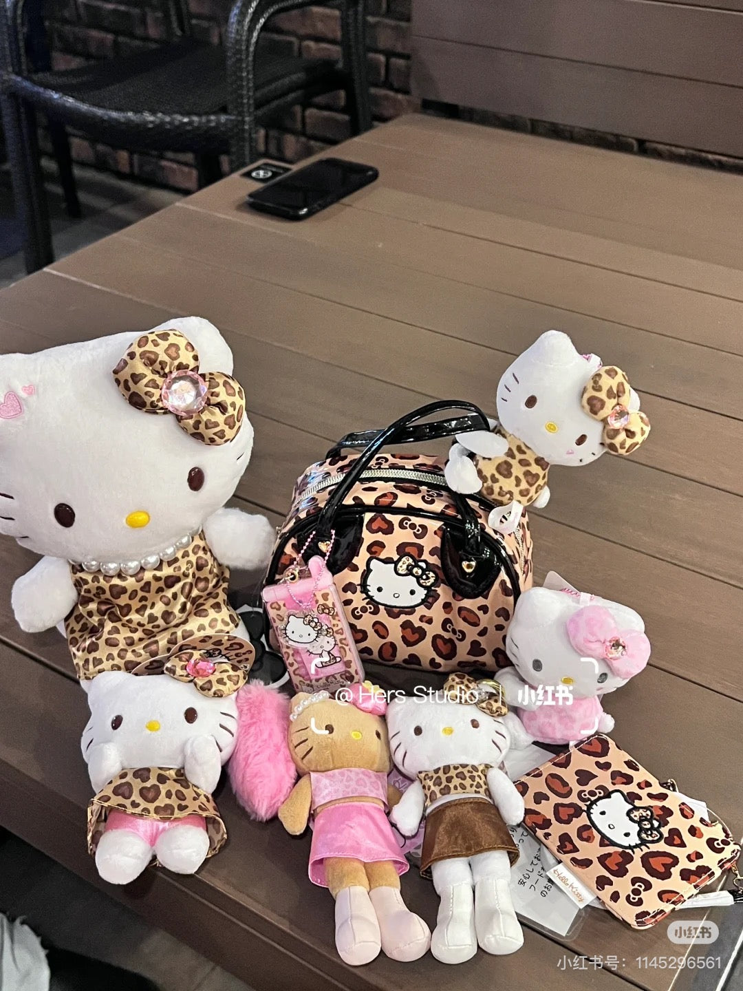 Hello Kitty凯蒂猫| Sanrio Hug Mascot / Gogo Gal Collection Leopard侧坐豹纹水钻蝴蝶结毛绒玩偶挂件/包挂|约8×5×11cm