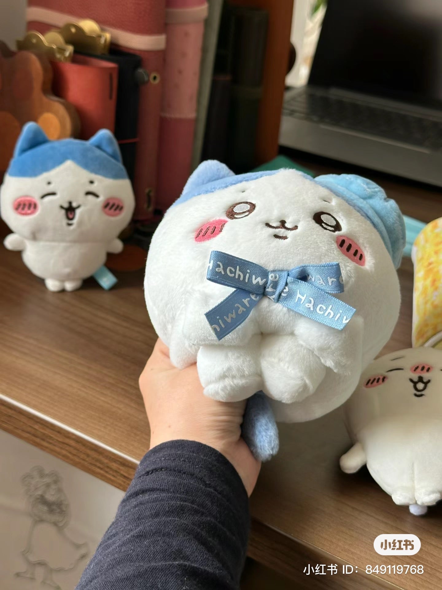 Chiikawa 吉伊卡哇|Sitting Plush Toy /Tokyo Souvenirs贝雷帽可爱坐姿毛绒公仔/玩偶|约H180×W120×D110mm
