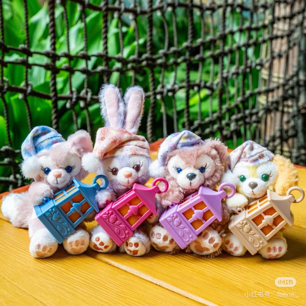 Disney迪士尼|2024东迪秋日睡衣派对系列/Duffy和朋友们坐姿七宝提灯笼亮灯毛绒挂件/包挂