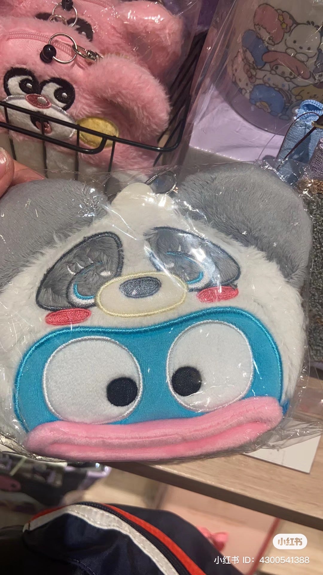 Sanrio|Plush Zipper Pass Case Charm with Reel|165 x 140 mm approx.