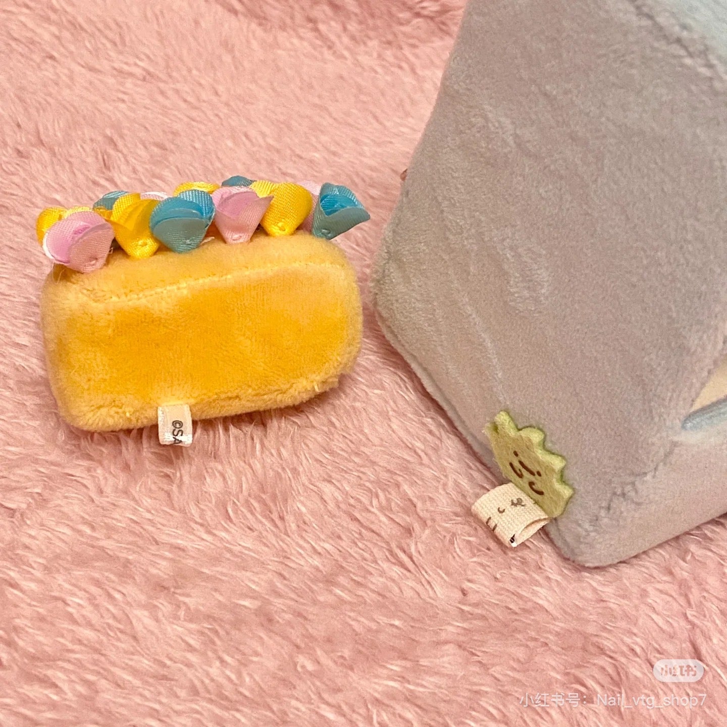 Sumikko gurashi角落生物|San-x Sumikko Gurashi Scene Plush Toy "Flower Wagon" 水龙花车鲜花速递毛绒场景沙包玩偶/摆件|约150 × 210 × 85 毫米