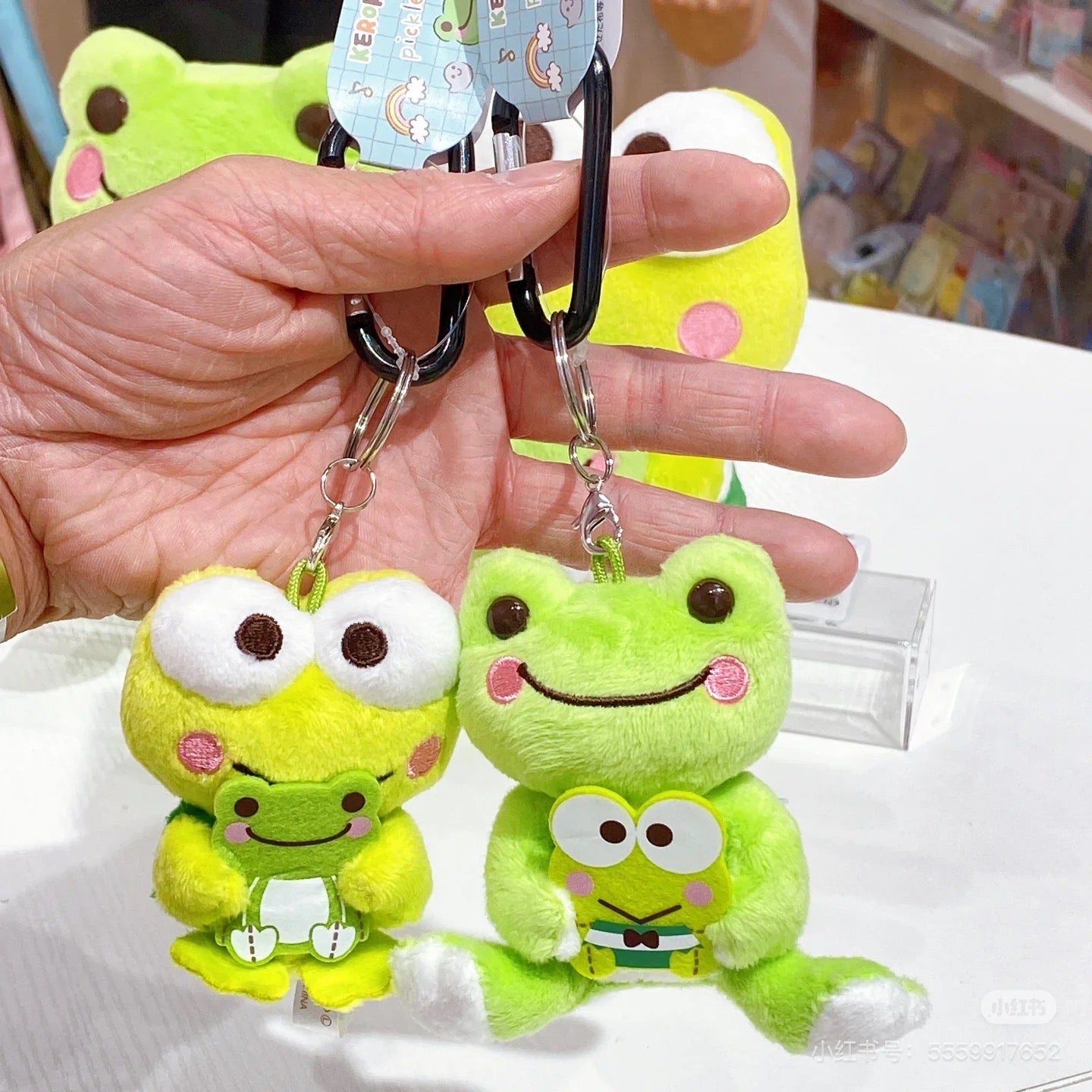Sanrio|Kerokero Keroppi 大眼蛙??泡菜蛙联名玩偶/挂件|公仔约H15 x W11 x D13cm/挂件约10×4×9cm