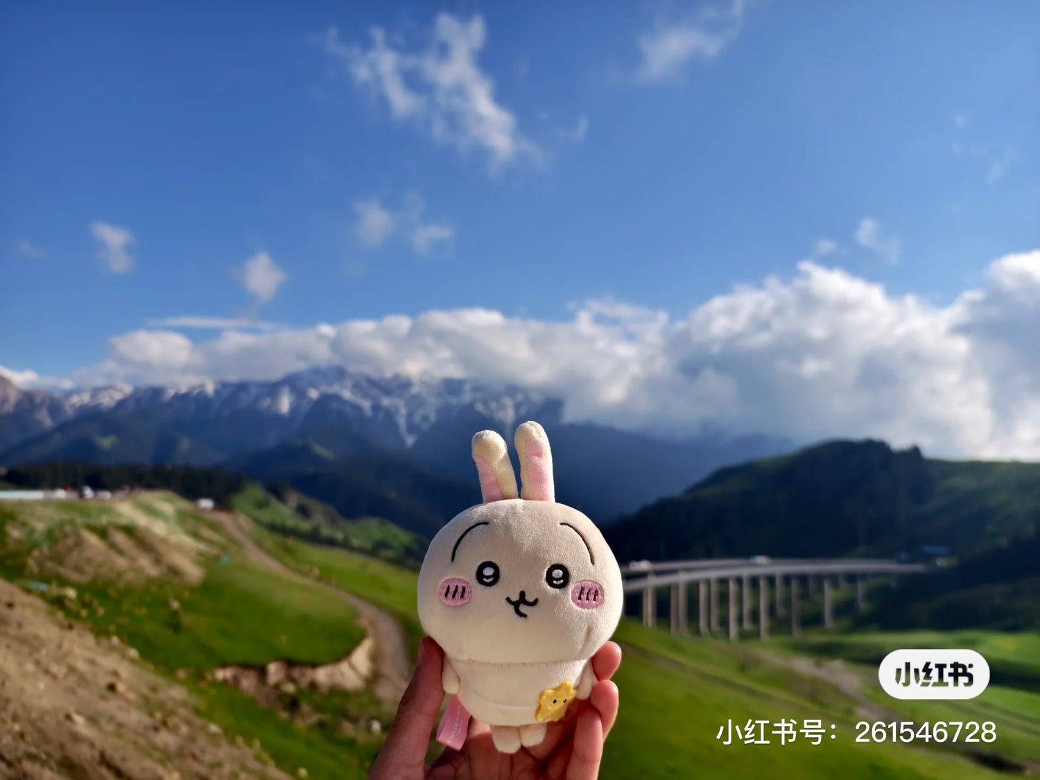 Chiikawa 吉伊卡哇|Looking forward to going out! Mochitto Puchi MiniMascot背小包包出游系列毛绒挂件/包挂|约 H135 x W90 x D55mm