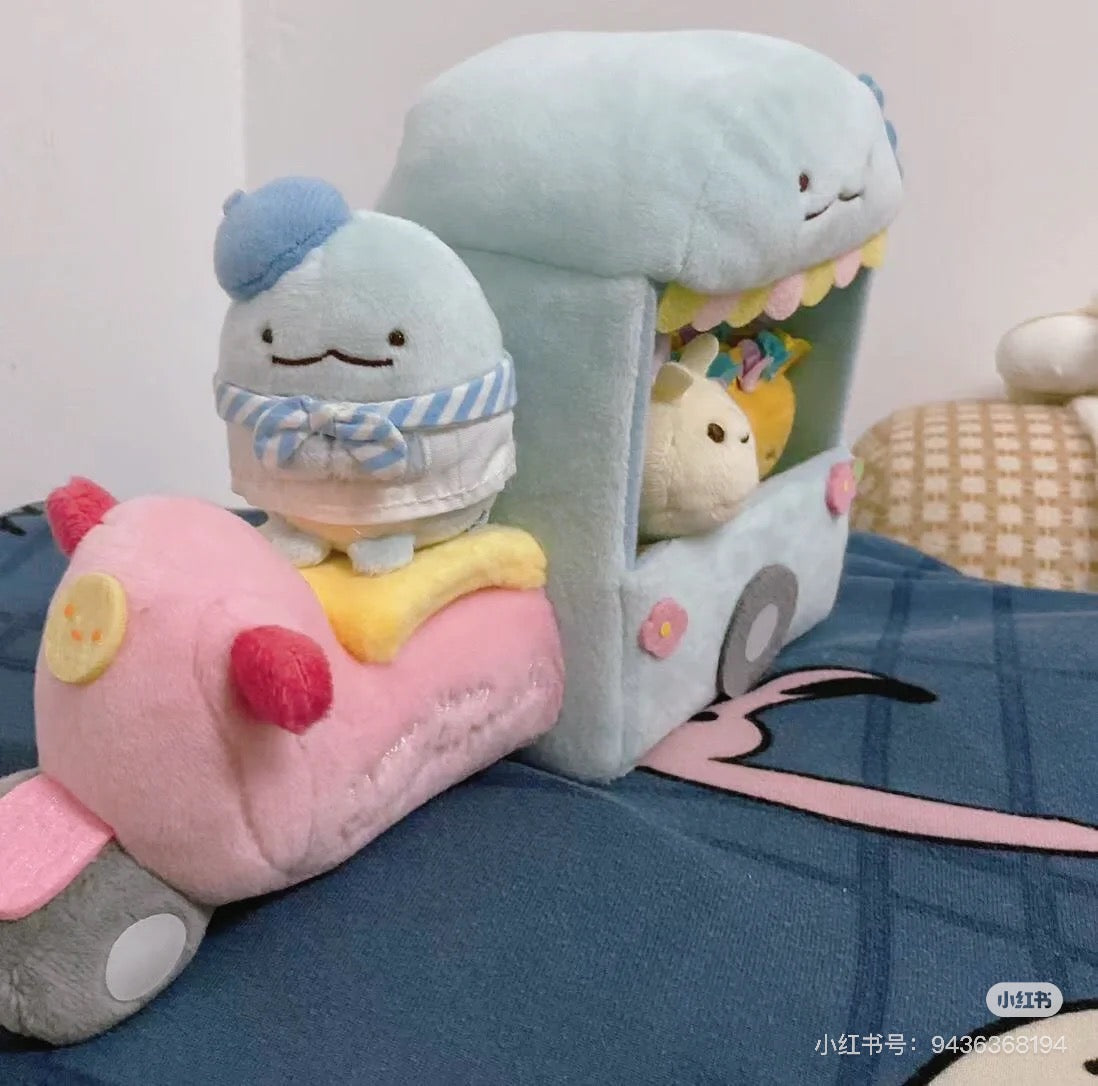 Sumikko gurashi角落生物|San-x Sumikko Gurashi Scene Plush Toy "Flower Wagon" 水龙花车鲜花速递毛绒场景沙包玩偶/摆件|约150 × 210 × 85 毫米