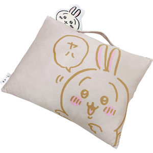 Chiikawa 吉伊卡哇|治愈系可爱抱枕/脸从左上角露出来的设计/配有手柄随身携带|约宽 39 x 深 28 x 高长 9 cm