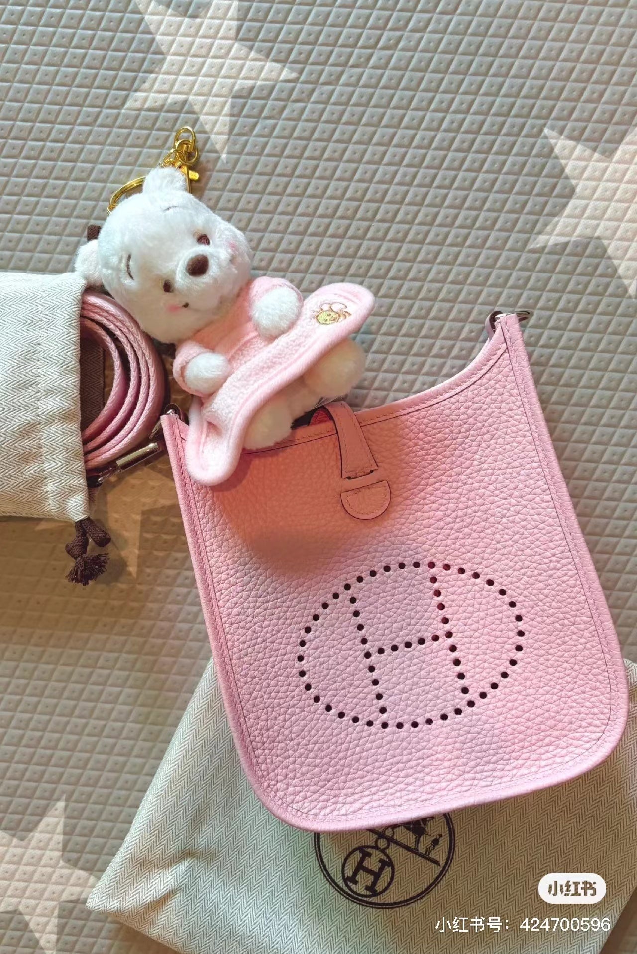 Disney|2023 Winnie the pooh小熊维尼White pooh白色冬日东京限定粉色抱毯挂件|約 高11.5 x 寬 9.5 x 深 9(cm)