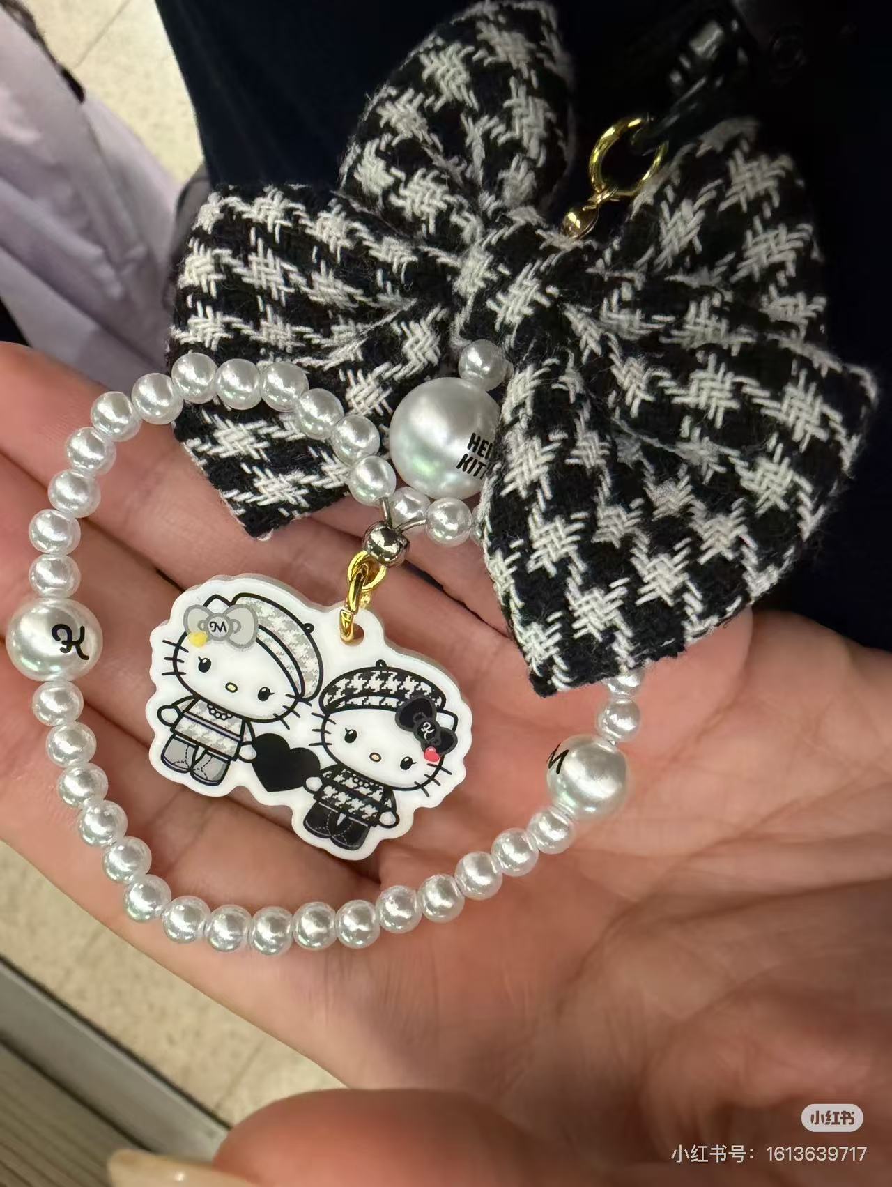 Hello Kitty|Monochrome Girly Twin Coordinate Swaying Ribbon Charm Keychain|7×1×5.5cm approx.