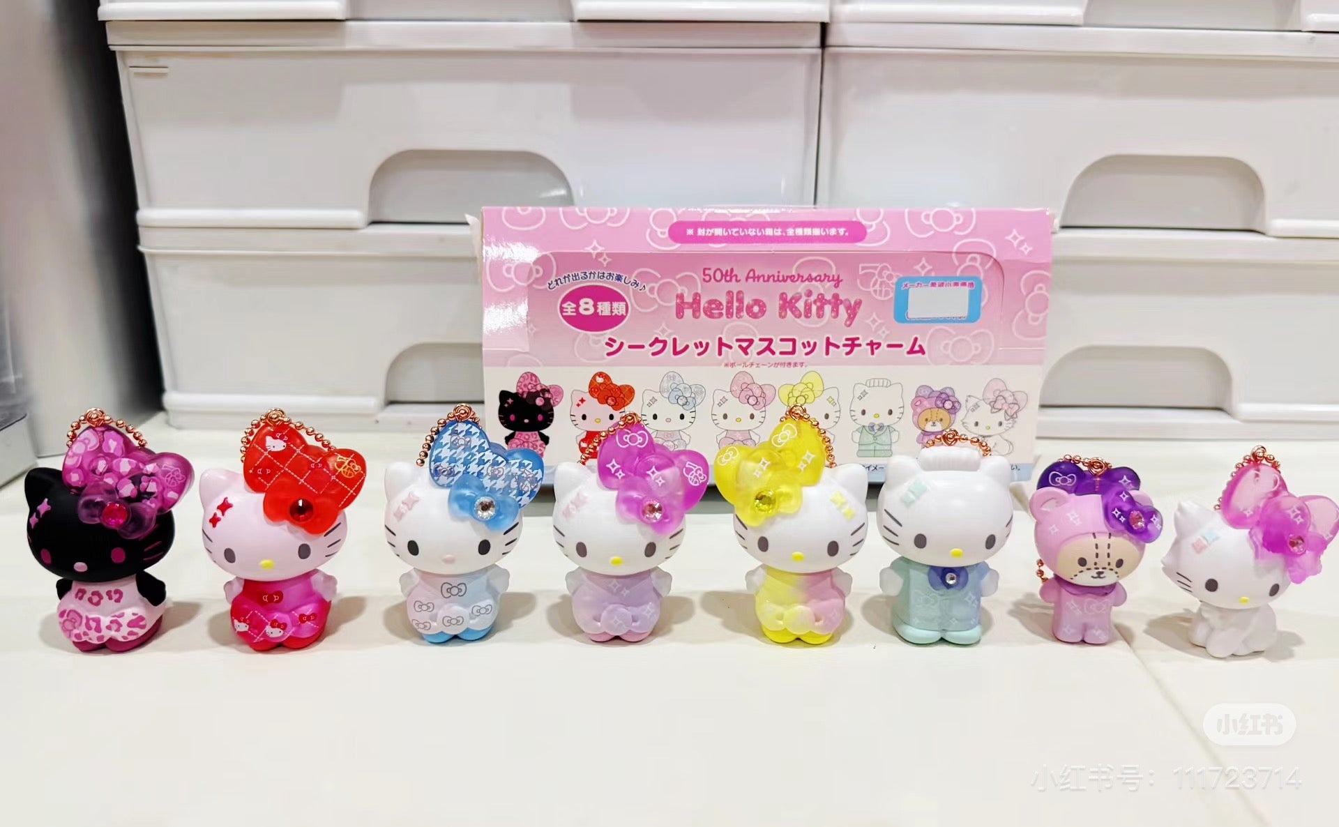 HelloKitty凯蒂猫|Birthday 50th The Fashionable Ribbons Sanrio Blindbag 50周年生日限定彩虹水钻蝴蝶结吊饰挂件盲盒/全8种|1枚入