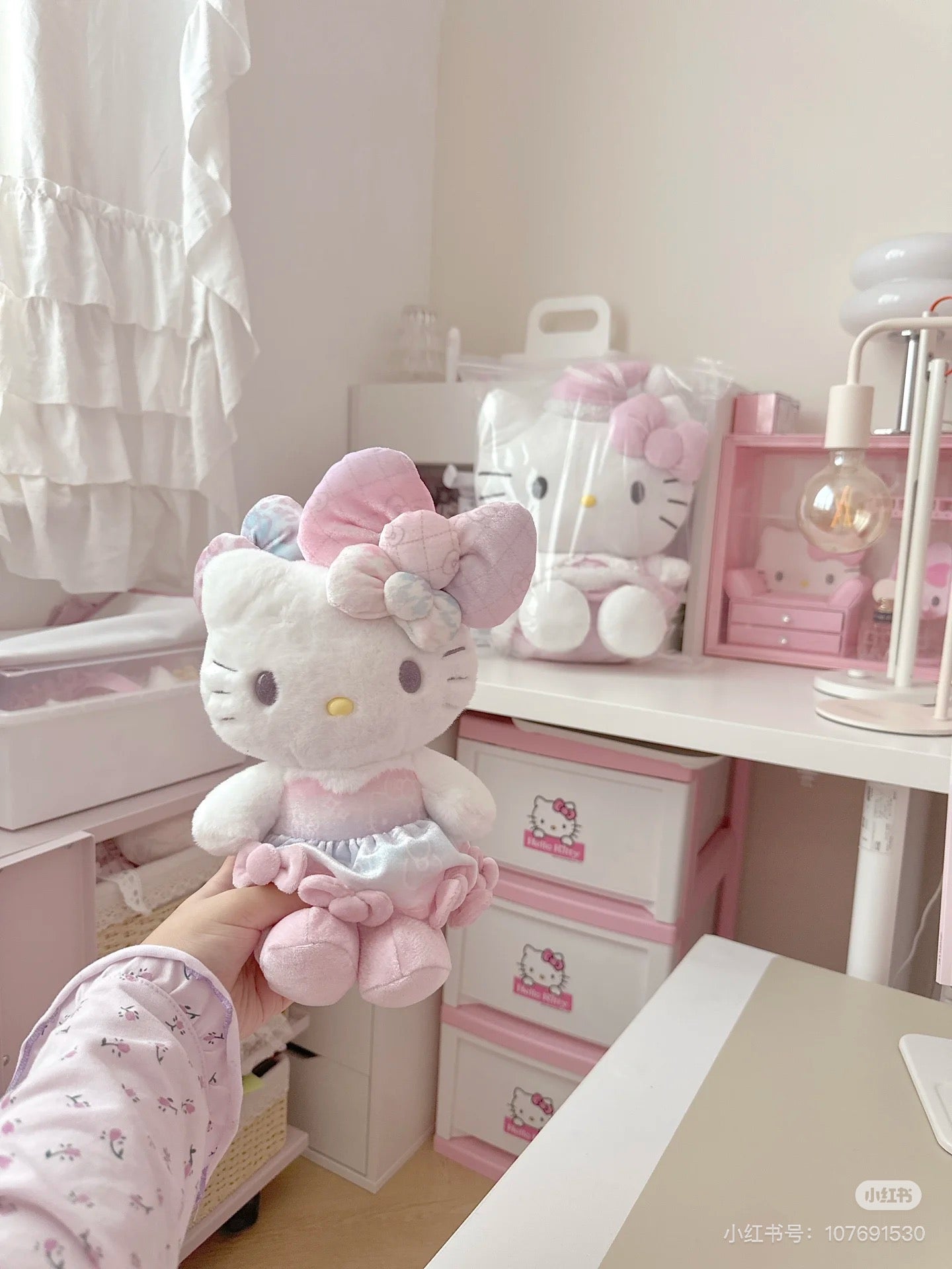HelloKitty凯蒂猫|Birthday 50th The Fashionable Ribbons Sanrio 50周年生日限定丝绒彩虹渐变蝴蝶结毛绒玩偶/公仔|约幅22×奥行15×高さ28cm