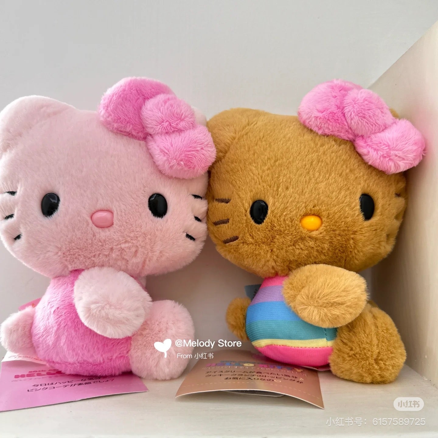 HelloKitty凯蒂猫|Sanrio Hello Kitty 50th Anniversary50周年限定缤纷24色colors毛绒玩偶/公仔 |约12.5 x 9.8 x 15 cm