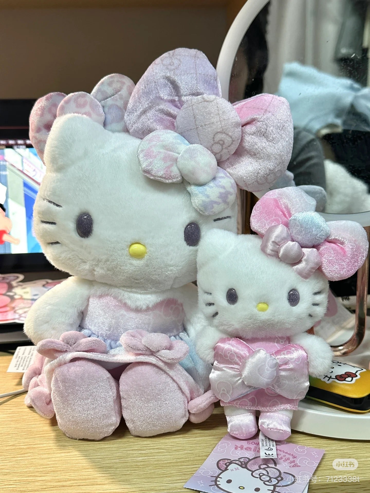 HelloKitty凯蒂猫|Birthday 50th The Fashionable Ribbons Sanrio 50周年生日限定丝绒彩虹渐变蝴蝶结毛绒玩偶/公仔|约幅22×奥行15×高さ28cm