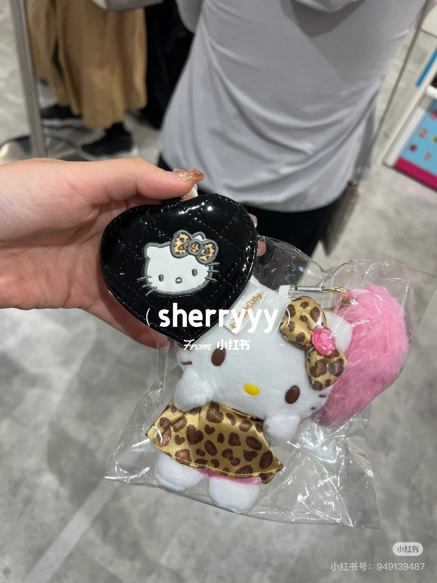 Hello Kitty凯蒂猫|Quilting Enamel Heart Mirror Black豹纹黑色PU皮爱心形菱格纹迷你随身镜/化妆镜/挂件/包挂|约H115XW110XD5mm