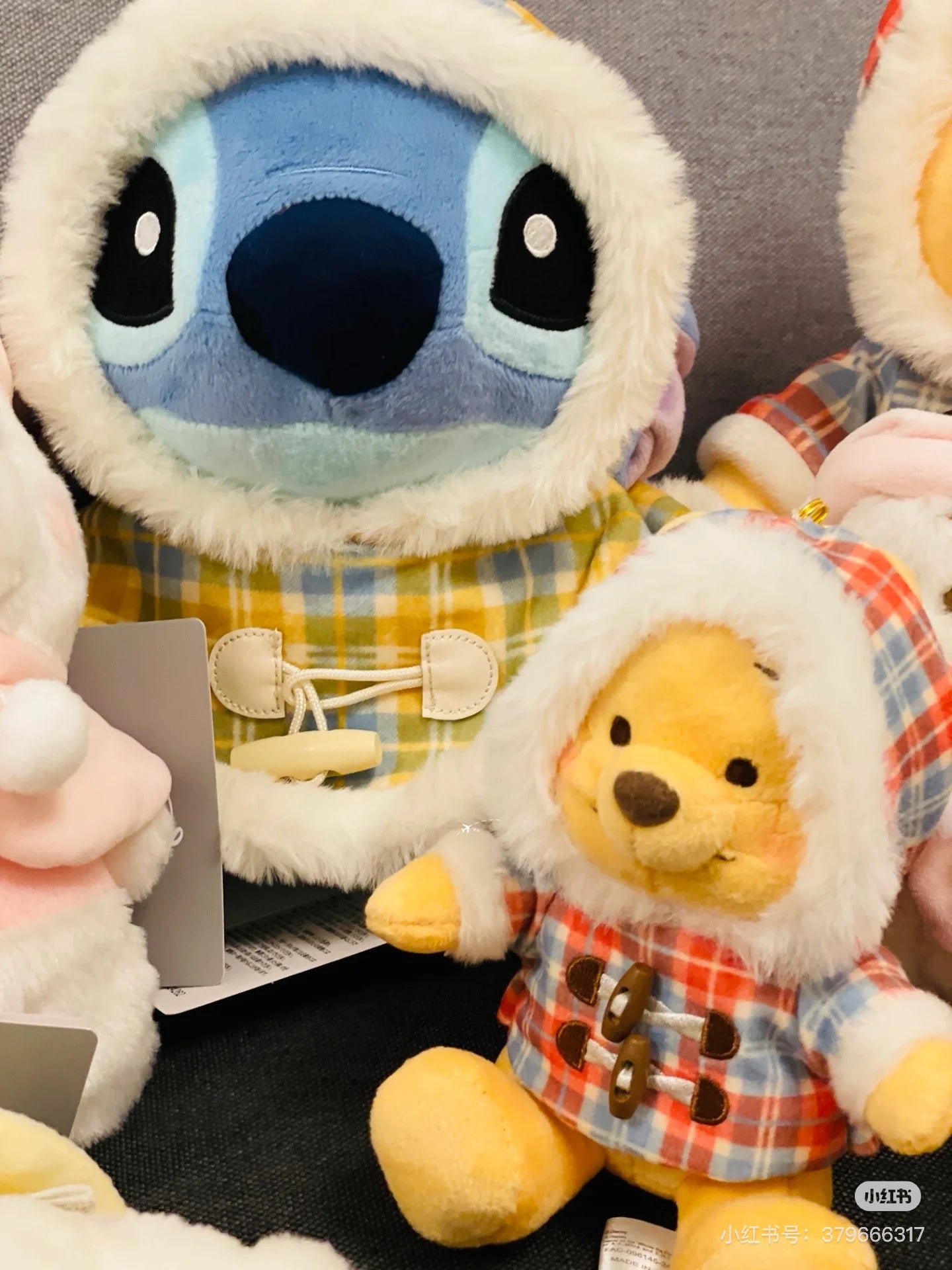 Disney迪士尼|Winter Jacket Doll东迪冬日限定格纹大衣斗篷坐姿毛绒玩偶钥匙扣挂件/包挂|约高 14 x 宽 14 x 深 9(cm)