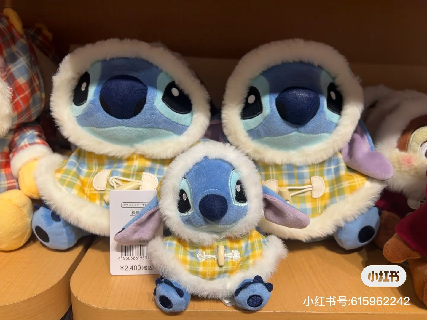 Disney迪士尼|Winter Jacket Doll东迪冬日限定格纹大衣斗篷坐姿毛绒玩偶钥匙扣挂件/包挂|约高 14 x 宽 14 x 深 9(cm)
