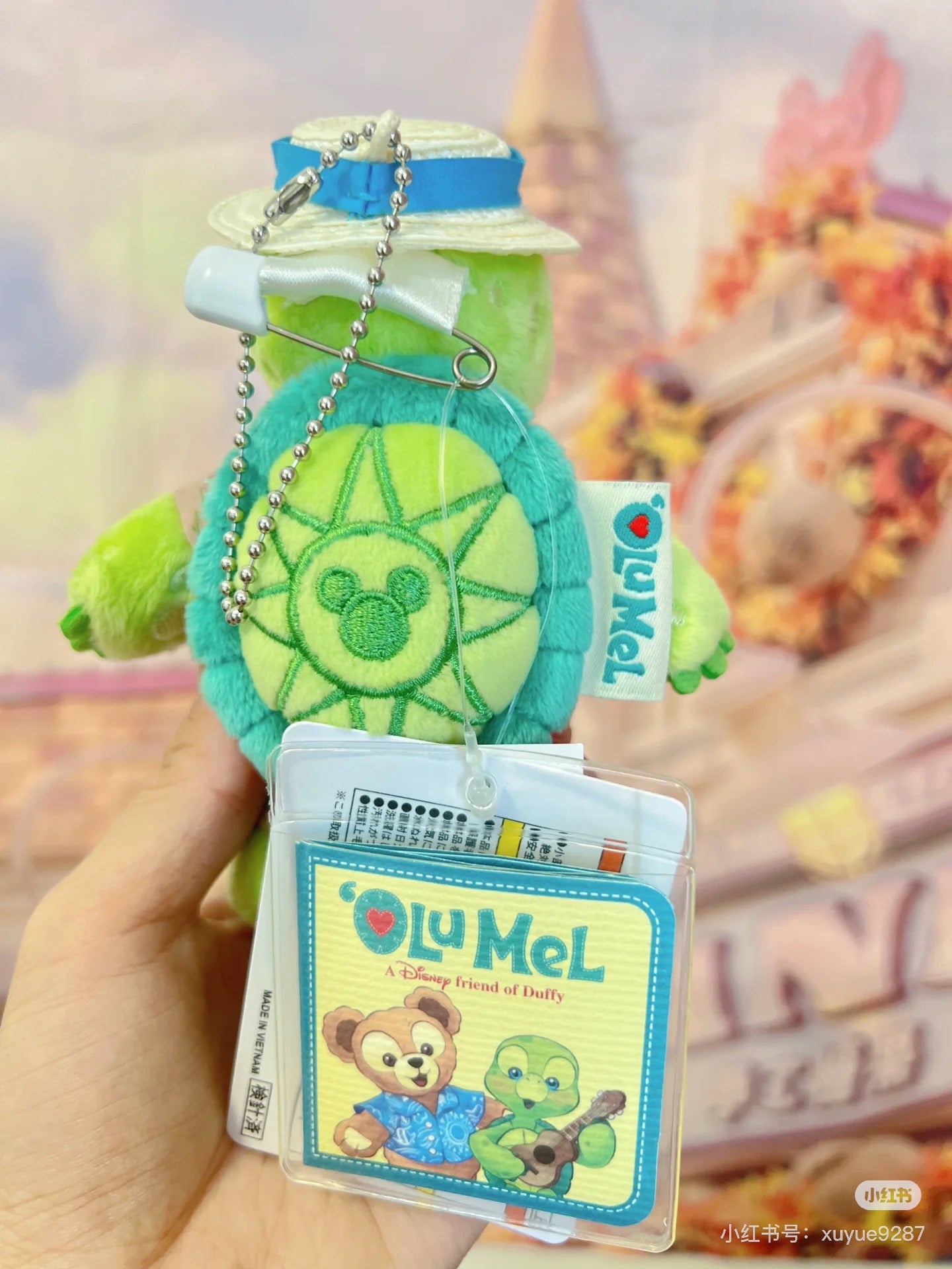 Disney迪士尼 |东迪夏日限定夏威夷草帽衬衫站姿Olu小龟毛绒挂件/包挂/胸针