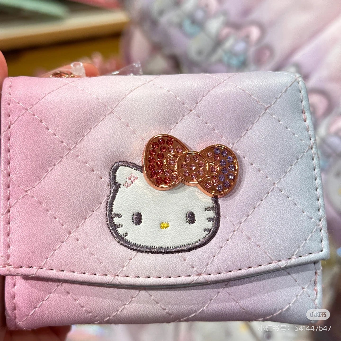 HelloKitty凯蒂猫| Mini Wallet Birthday 50th The Fashionable Ribbons Sanrio50周年生日限定PU皮质感水钻蝴蝶结彩虹渐变菱格纹迷你零钱包/卡包/蝴蝶结拉链头|约W9.8×D2×H8cm