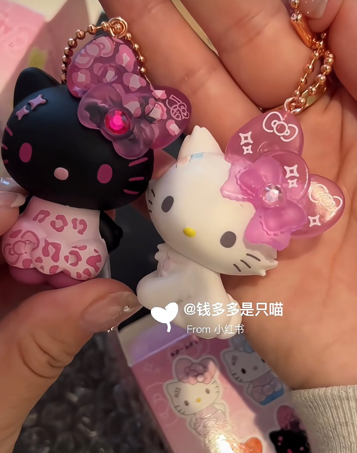 HelloKitty凯蒂猫|Birthday 50th The Fashionable Ribbons Sanrio Blindbag 50周年生日限定彩虹水钻蝴蝶结吊饰挂件盲盒/全8种|1枚入