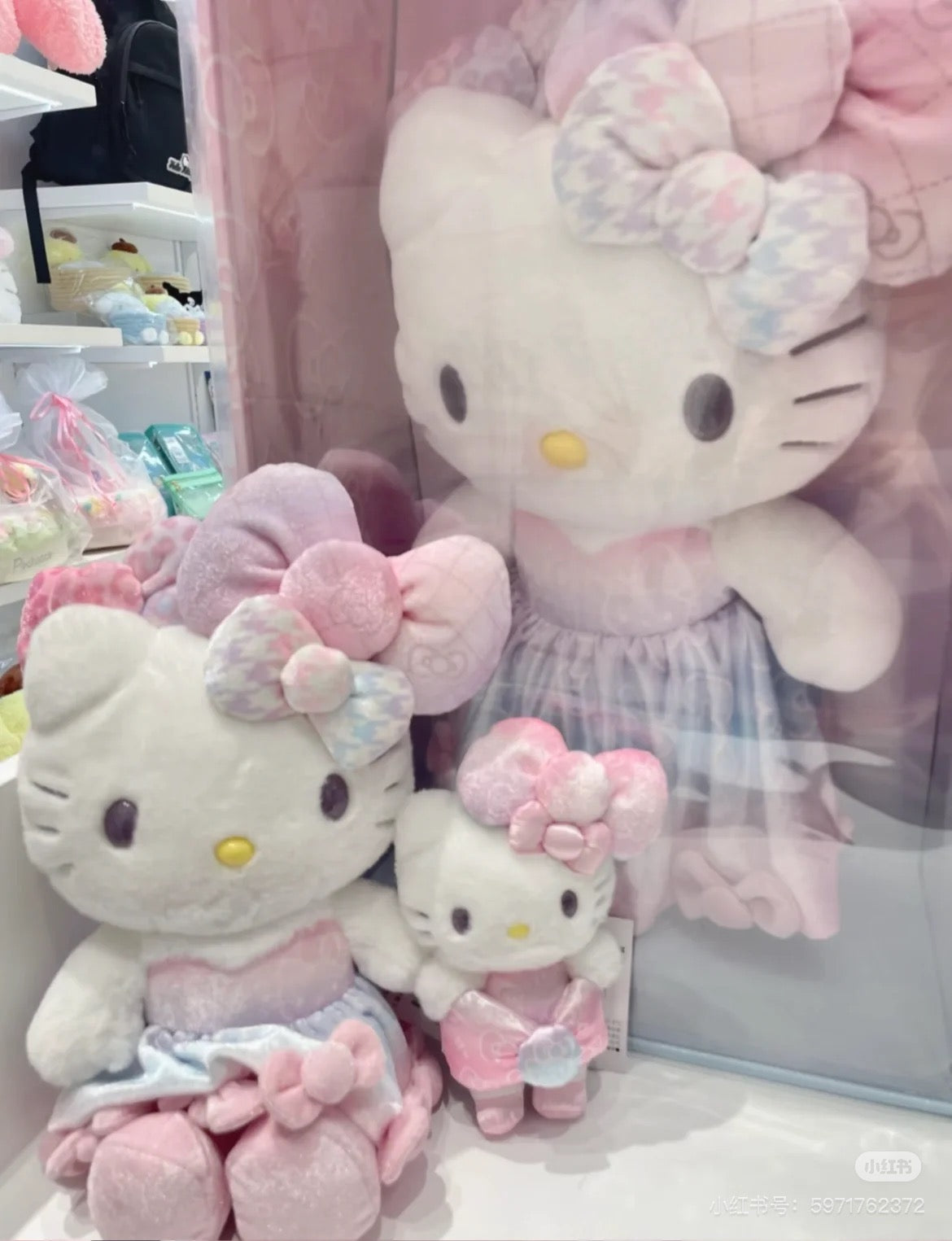 HelloKitty凯蒂猫|Birthday 50th The Fashionable Ribbons Sanrio 50周年生日限定丝绒彩虹渐变蝴蝶结毛绒玩偶/公仔|约幅22×奥行15×高さ28cm