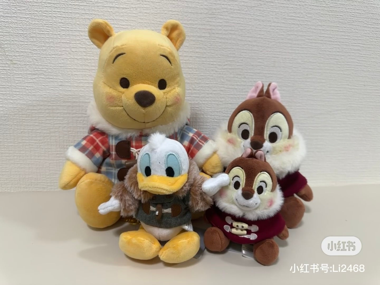 Disney迪士尼|Winter Jacket Doll东迪冬日限定大衣斗篷奇奇和蒂蒂冬装坐姿钥匙扣挂件/可脱帽|约高さ17×幅15×奥行き12(cm)