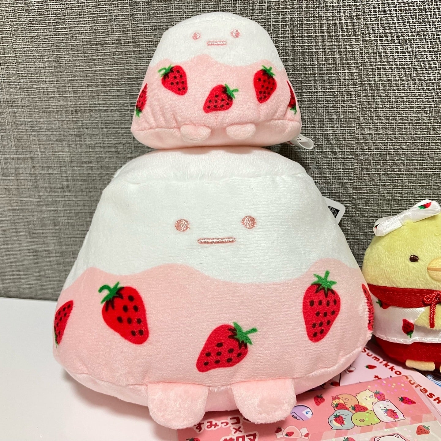 Sumikko gurashi角落生物|San-X Plush Toy / Sakuma Strawberry Milk Candy Yama Pink草莓奶糖系列樱花富士山大手玉/公仔/玩偶|约90×130×85mm