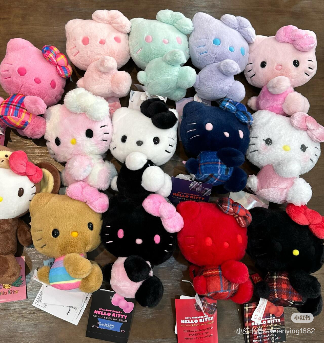 HelloKitty凯蒂猫|Sanrio Hello Kitty 50th Anniversary50周年限定缤纷24色colors毛绒玩偶/公仔 |约12.5 x 9.8 x 15 cm