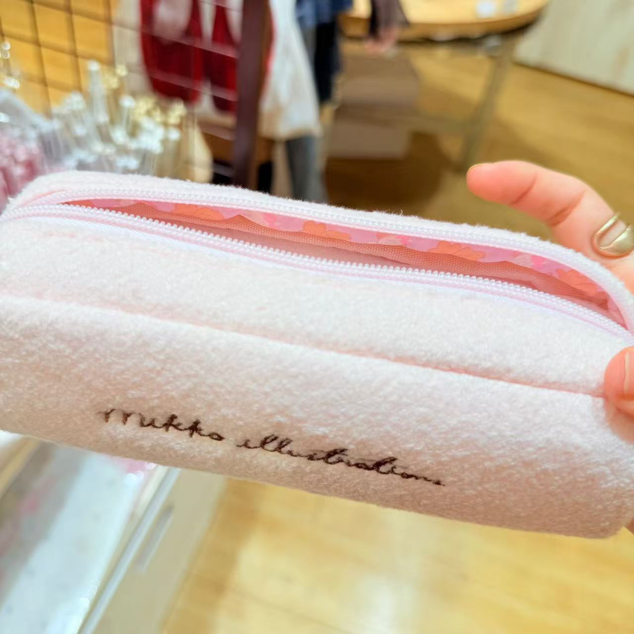 mikko illustrations|Fluffy Long Pouch|H60xW200xD55mm approx.