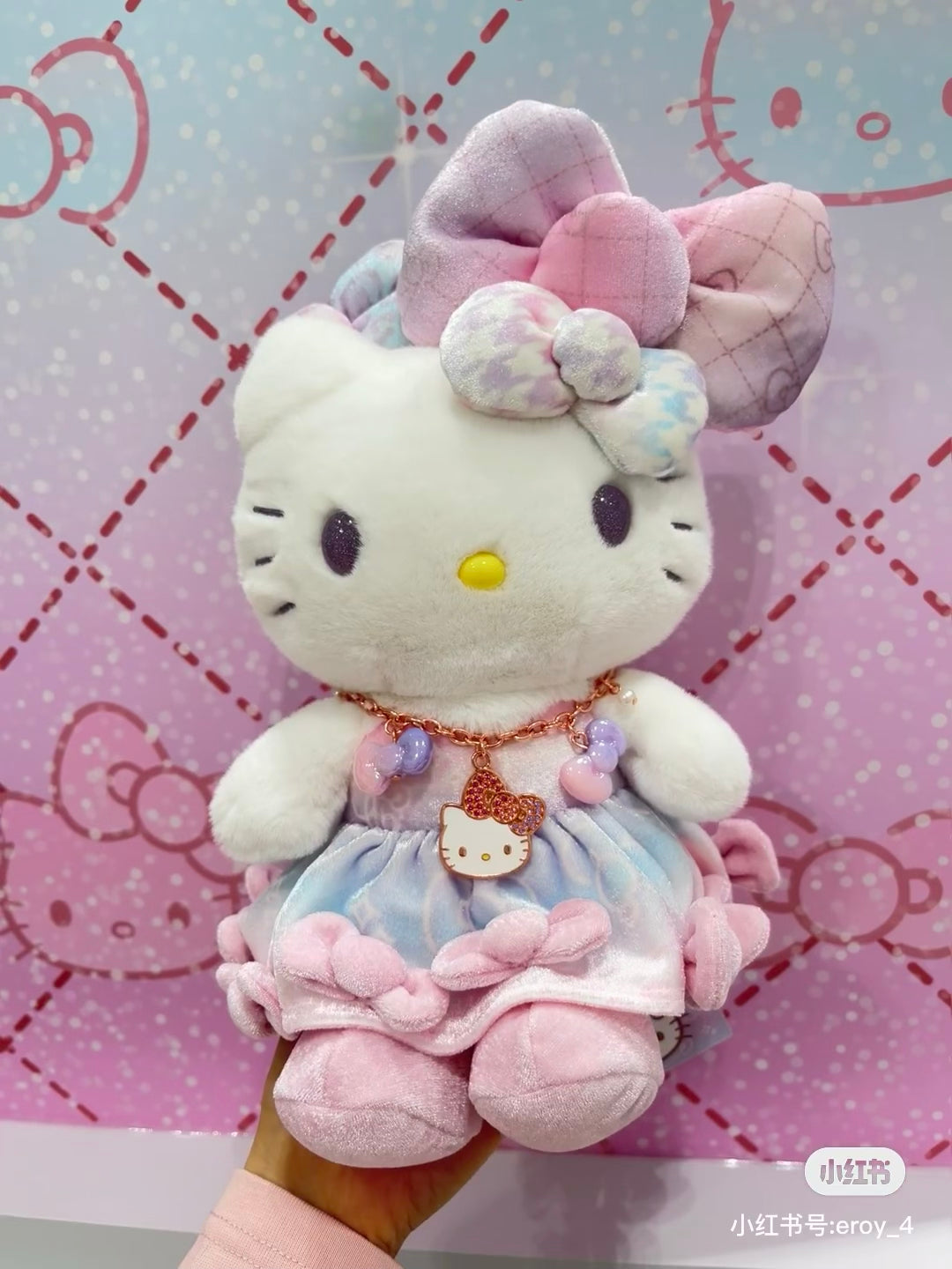 HelloKitty凯蒂猫|Birthday 50th The Fashionable Ribbons Sanrio 50周年生日限定丝绒彩虹渐变蝴蝶结毛绒玩偶/公仔|约幅22×奥行15×高さ28cm