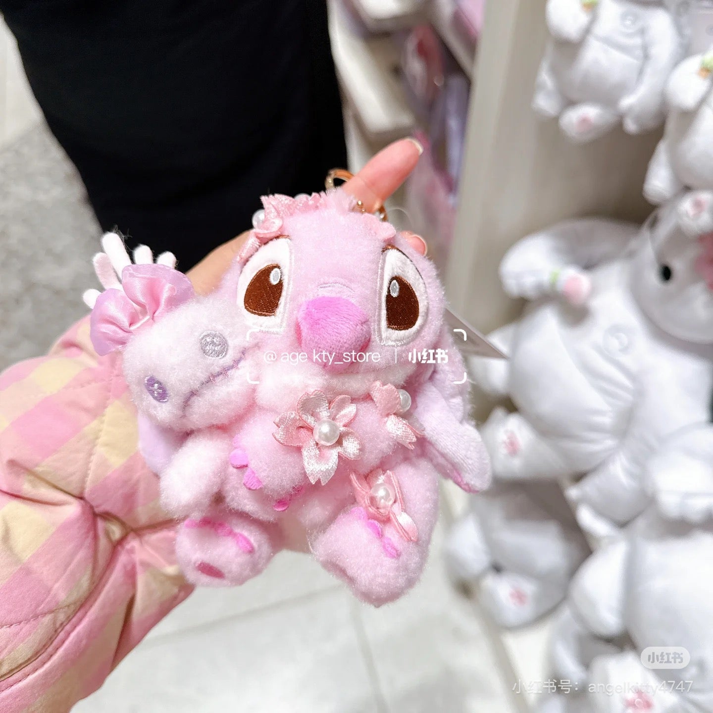 Disney迪士尼|Cherry Blossom Sakura 2025Collection Stitch & Scrump Plush Keychain东迪2025年限定樱花粉史迪仔抱小金毛绒玩偶钥匙扣挂件/包挂/樱花造型钥匙圈|约高さ13.5×幅12×奥行き9(cm)
