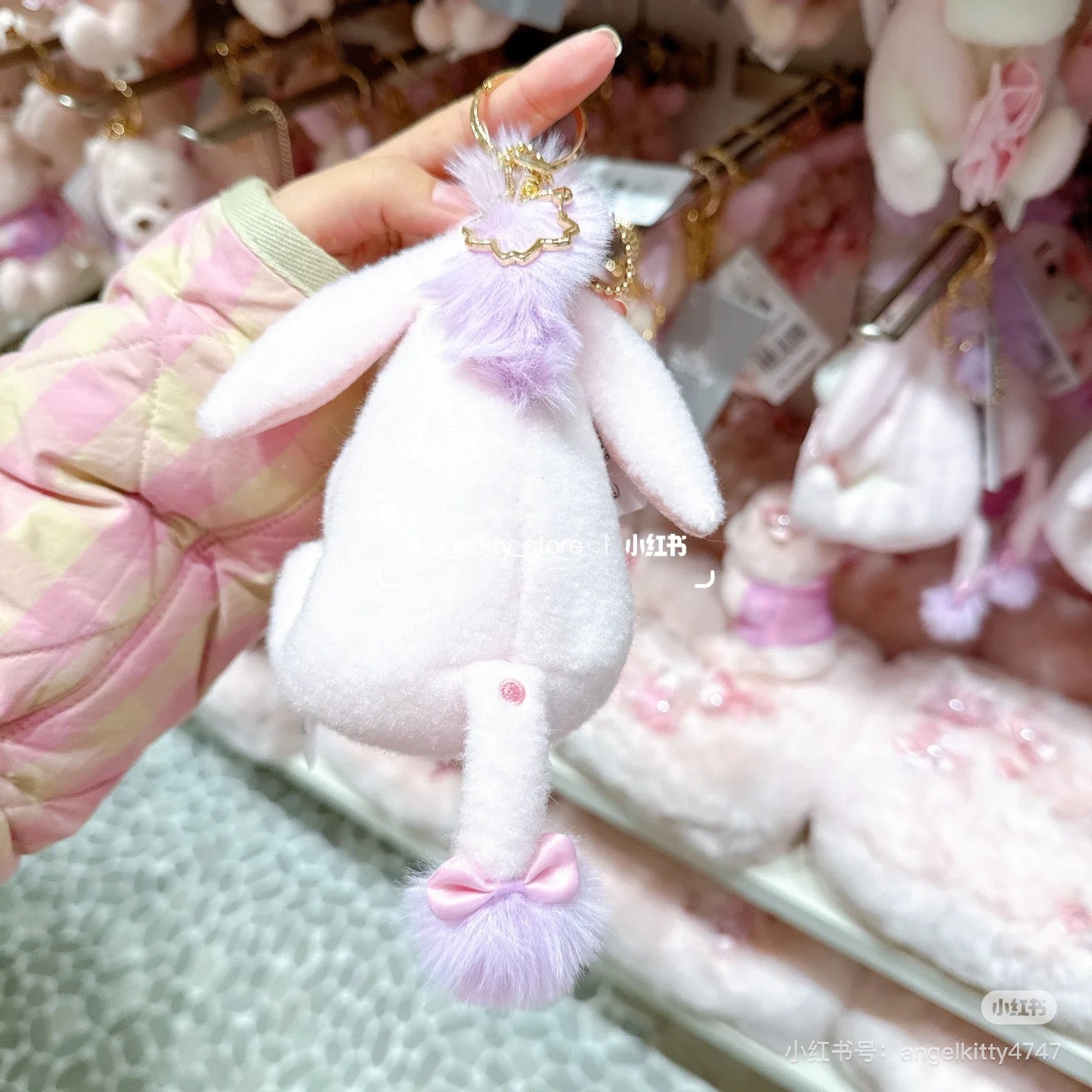 Disney迪士尼|Cherry Blossom Sakura 2025Collection Mascot Keychain 东迪2025年限定樱花粉坐姿可爱角色毛绒玩偶钥匙扣挂件/包挂/樱花造型钥匙圈| 约高 12 x 宽 10 x 深 12.5 (cm)