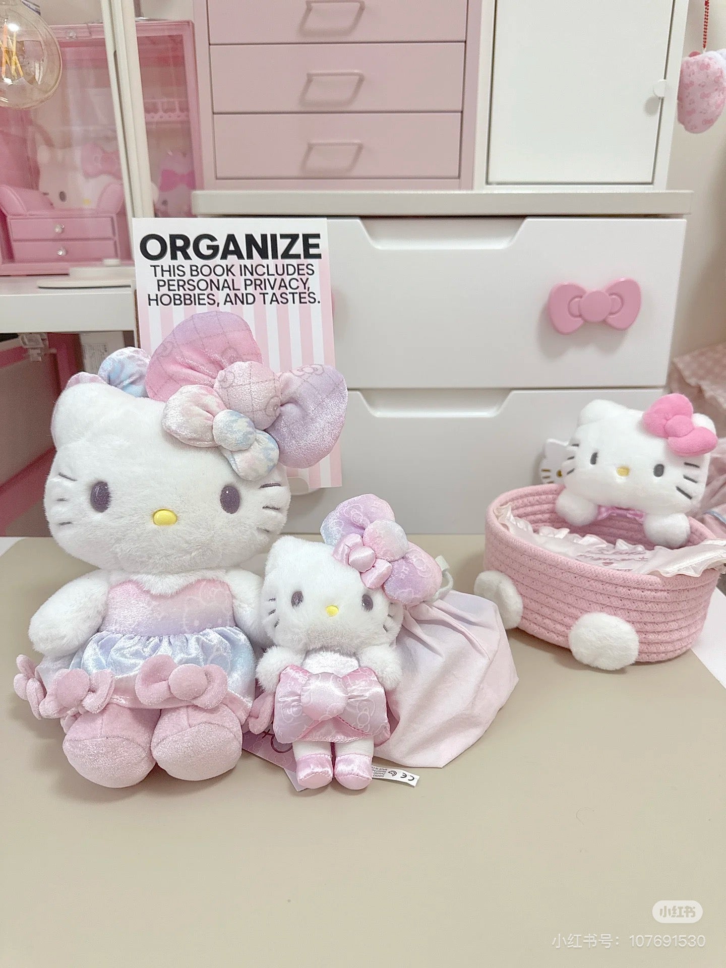 HelloKitty凯蒂猫|Birthday 50th The Fashionable Ribbons Sanrio 50周年生日限定丝绒彩虹渐变蝴蝶结毛绒玩偶/公仔|约幅22×奥行15×高さ28cm