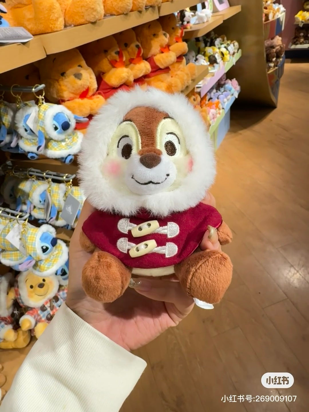 Disney迪士尼|Winter Jacket Doll东迪冬日限定大衣斗篷奇奇和蒂蒂冬装坐姿钥匙扣挂件/可脱帽|约高さ17×幅15×奥行き12(cm)