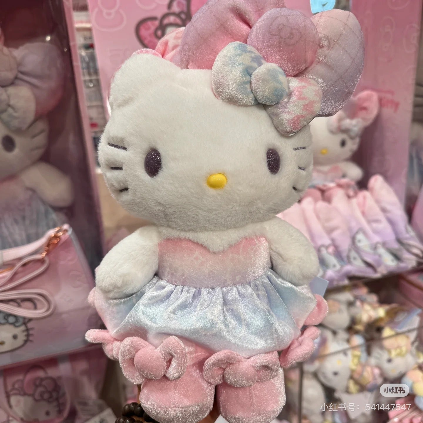 HelloKitty凯蒂猫|Birthday 50th The Fashionable Ribbons Sanrio 50周年生日限定丝绒彩虹渐变蝴蝶结毛绒玩偶/公仔|约幅22×奥行15×高さ28cm
