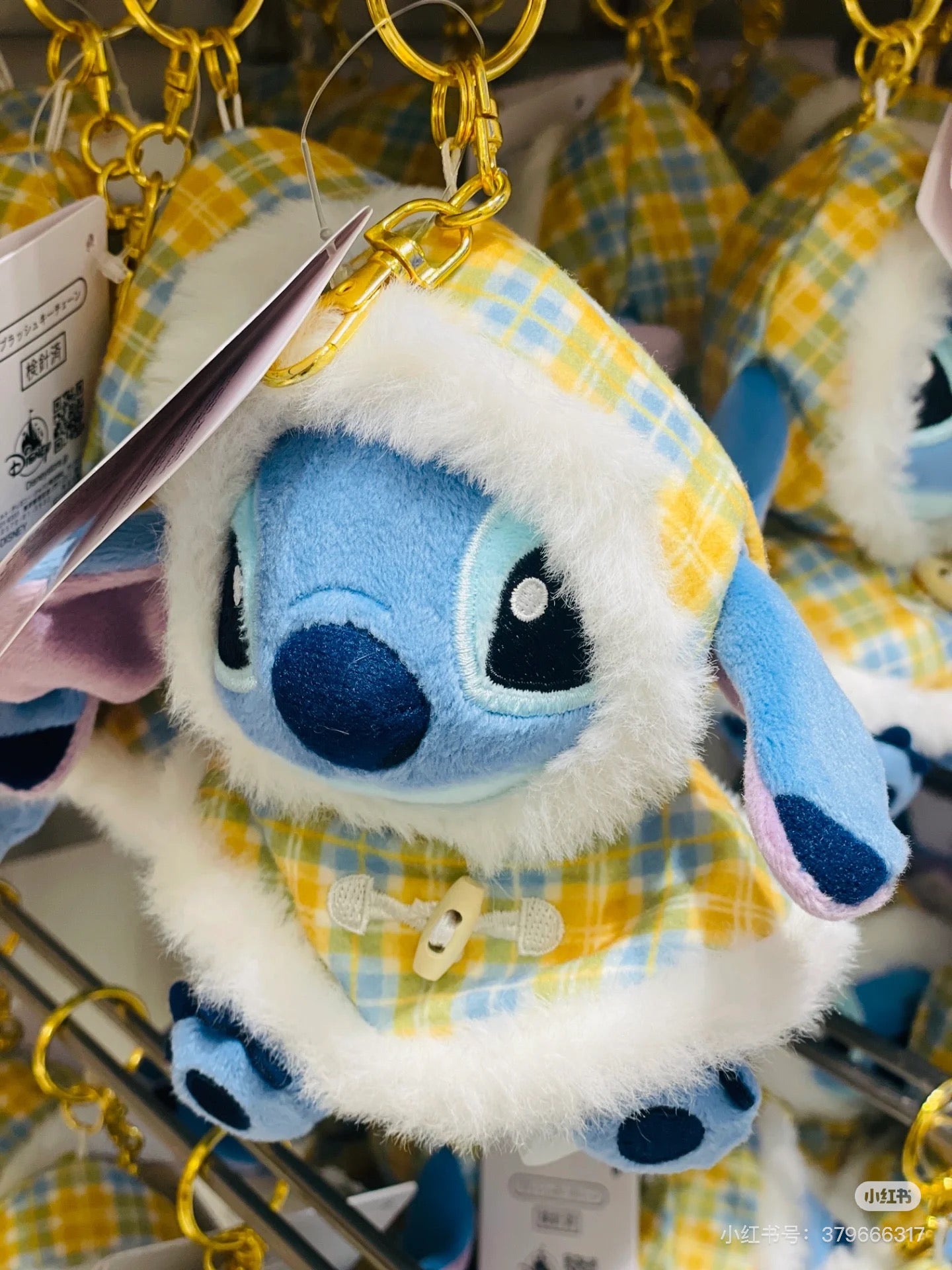 Disney迪士尼|Winter Jacket Doll东迪冬日限定格纹大衣斗篷坐姿毛绒玩偶钥匙扣挂件/包挂|约高 14 x 宽 14 x 深 9(cm)