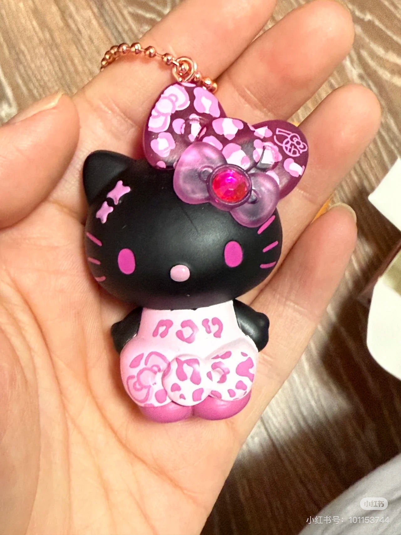 HelloKitty凯蒂猫|Birthday 50th The Fashionable Ribbons Sanrio Blindbag 50周年生日限定彩虹水钻蝴蝶结吊饰挂件盲盒/全8种|1枚入