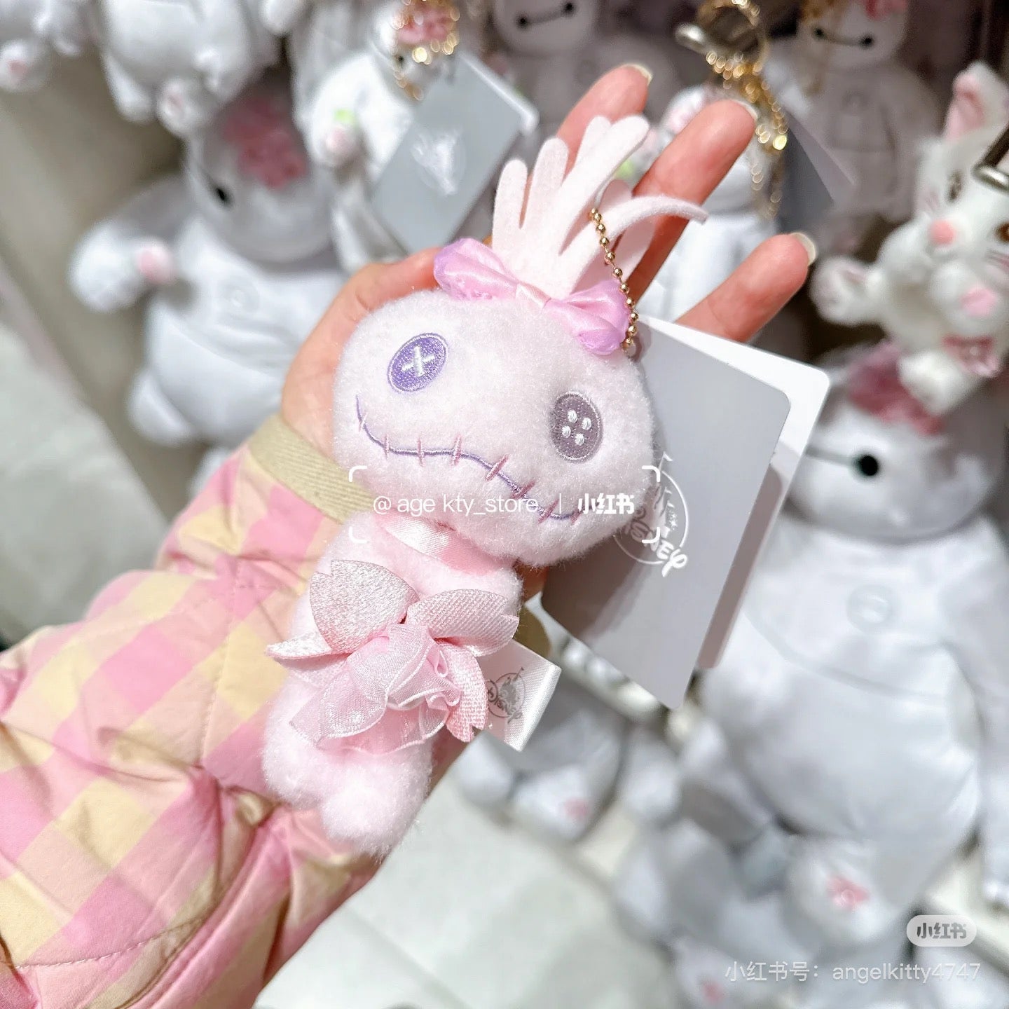 Disney迪士尼|Cherry Blossom Sakura 2025Collection Mascot Keychain 东迪2025年限定樱花粉坐姿可爱角色毛绒玩偶钥匙扣挂件/包挂/樱花造型钥匙圈| 约高 12 x 宽 10 x 深 12.5 (cm)