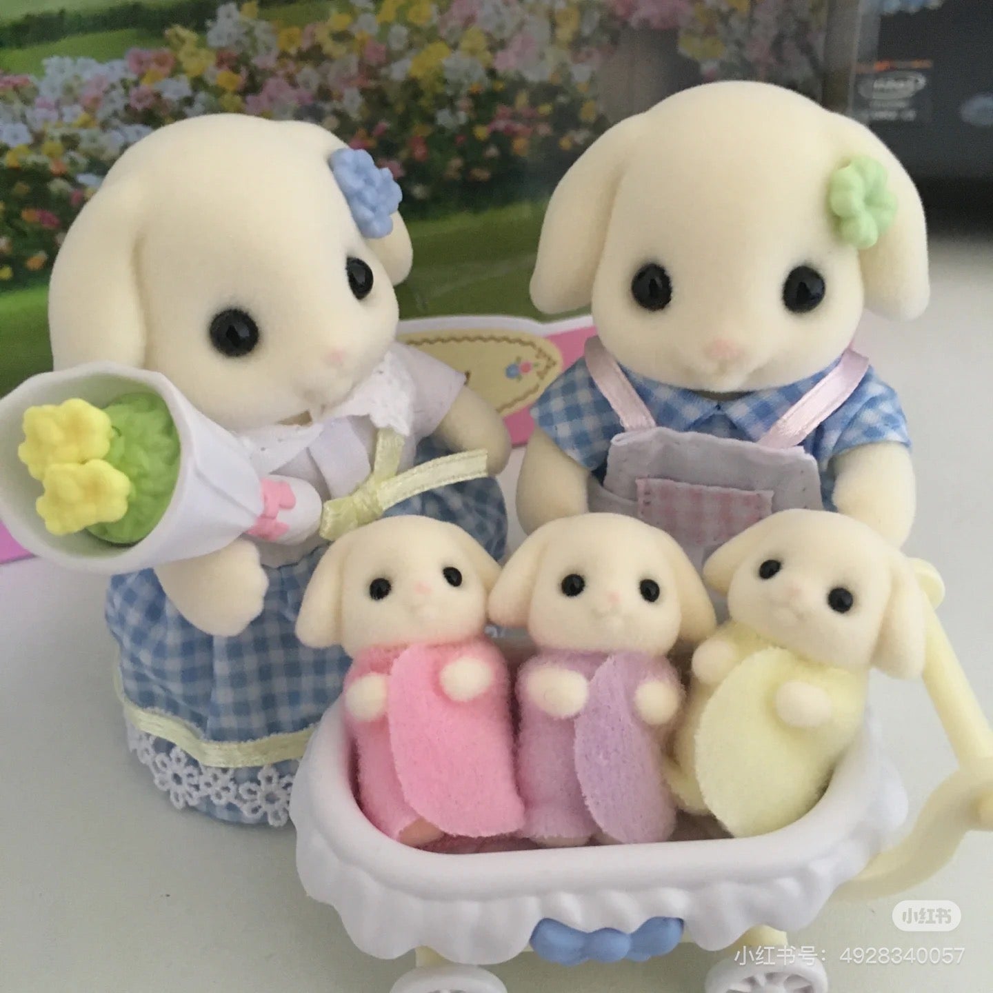 SylvanianFamilies森贝儿家族｜Flora Rabbit Family芙罗拉垂耳兔家族一家五口三胞胎套组/玩具/过家家5735