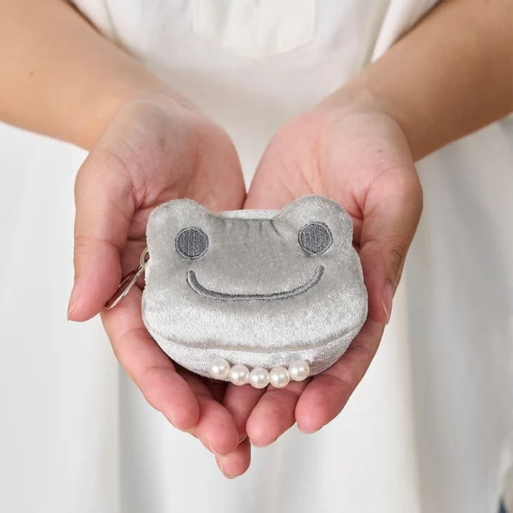 Pickles the Frog｜Carabiner Pouch Monotone｜H7×W8×D3cm approx.