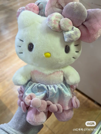 HelloKitty凯蒂猫｜Birthday 50th The Fashionable Ribbons Sanrio 50周年生日限定丝绒彩虹渐变蝴蝶结毛绒玩偶/公仔｜约幅22×奥行15×高さ28cm
