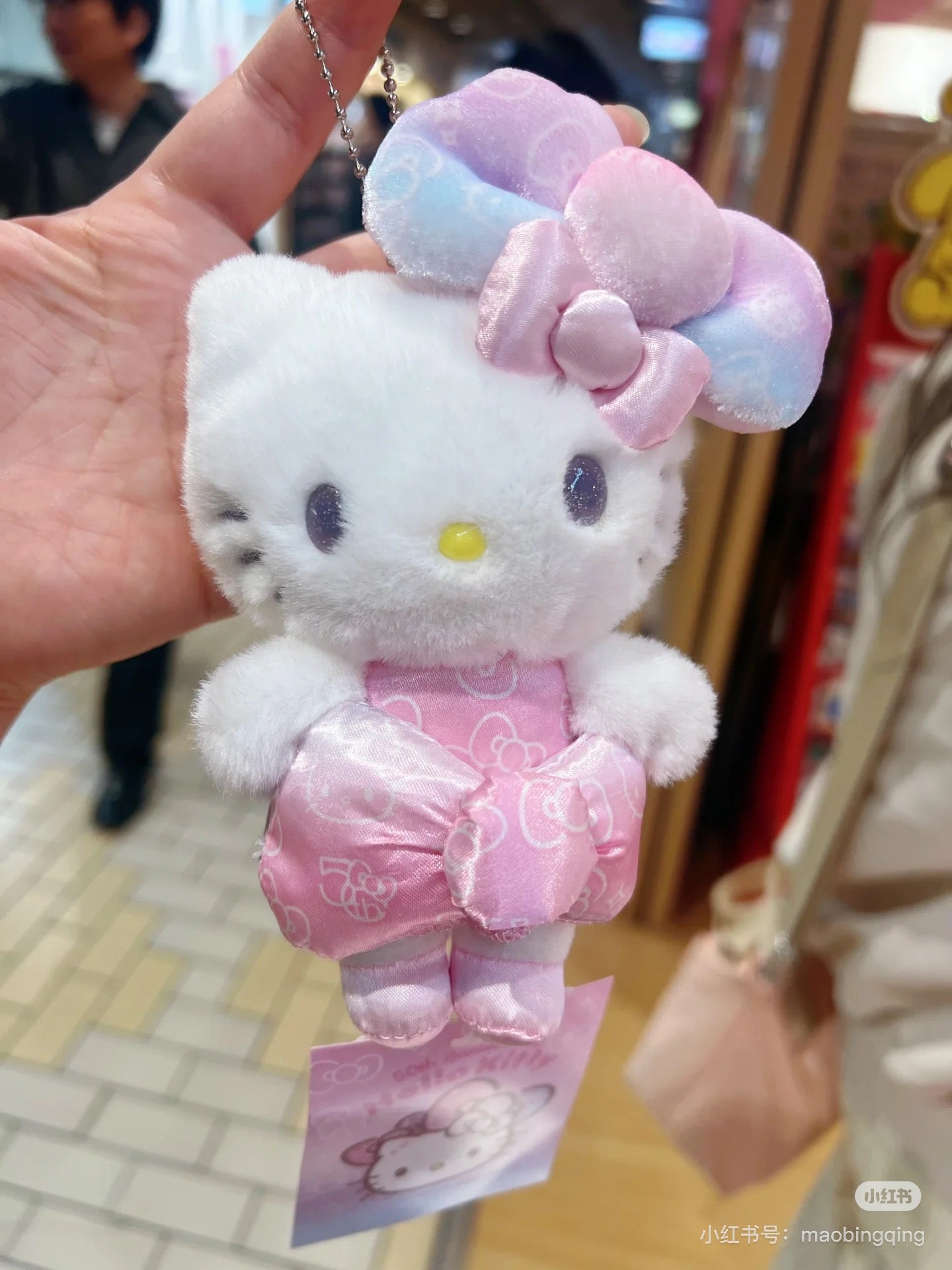 HelloKitty凯蒂猫｜Birthday 50th The Fashionable Ribbons Sanrio 50周年生日限定丝绒彩虹渐变蝴蝶结毛绒玩偶挂件/包挂/眼睛里有星辰｜约幅12×奥行5×高さ16cm