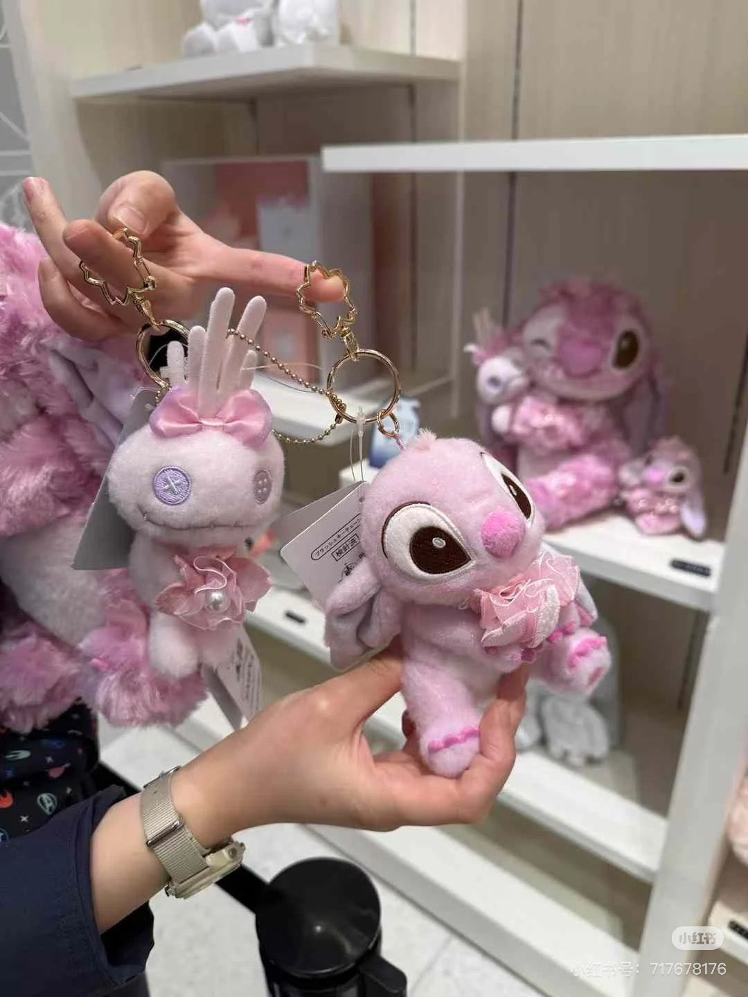 Disney迪士尼｜Cherry Blossom Sakura 2025Collection Mascot Keychain 东迪2025年限定樱花粉坐姿可爱角色毛绒玩偶钥匙扣挂件/包挂/樱花造型钥匙圈｜ 约高 12 x 宽 10 x 深 12.5 (cm)