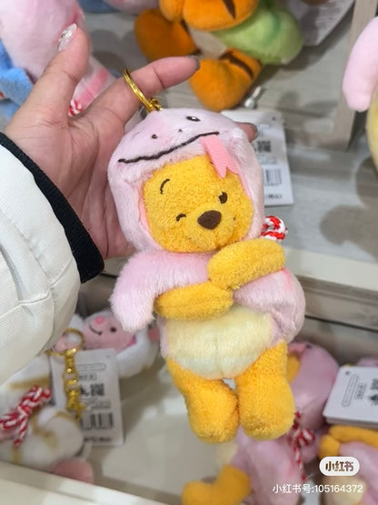 Disney迪士尼｜东迪2025蛇年限定粉色pooh噗噗维尼挂件/包挂/可脱帽｜約高さ15.5×幅8×奥行き8(cm)