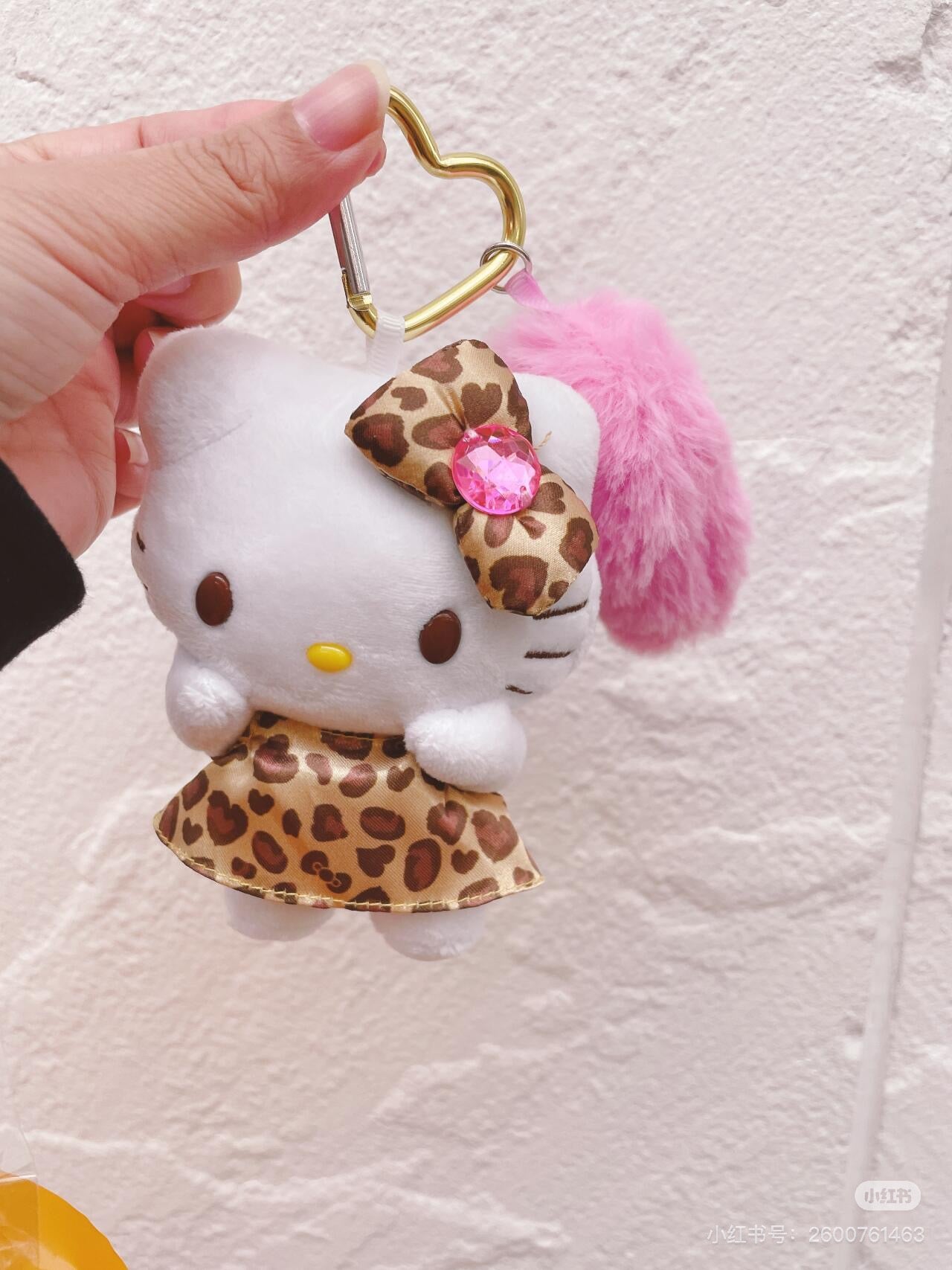 Hello Kitty凯蒂猫｜Sanrio Mascot Keychain with Tail / Gogo Gal Collection Leopard毛茸茸尾巴系列爱心扣豹纹凯蒂猫玩偶挂件/包挂｜约9.5×5.5×13.5cm