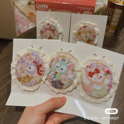 Disney迪士尼｜东迪草莓情人节限定布制蕾丝边徽章盲盒/胸针/也可当挂饰/共5种｜1枚入