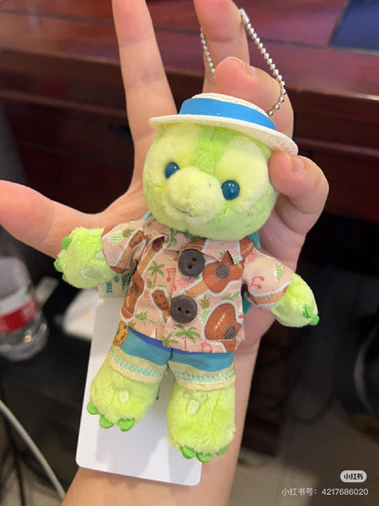 Disney迪士尼 ｜东迪夏日限定夏威夷草帽衬衫站姿Olu小龟毛绒挂件/包挂/胸针