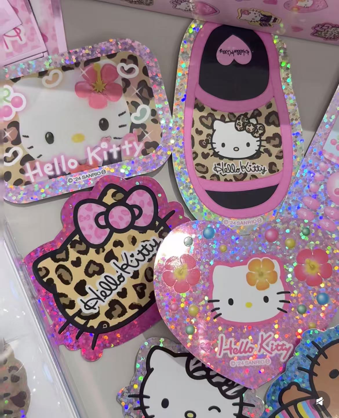 Sanrio三丽鸥｜Secret Glitter Sticker - Hello Kitty : Gogo Gal Collection Blind Box黑皮/豹纹偏光贴纸盲盒/全12种｜1枚入