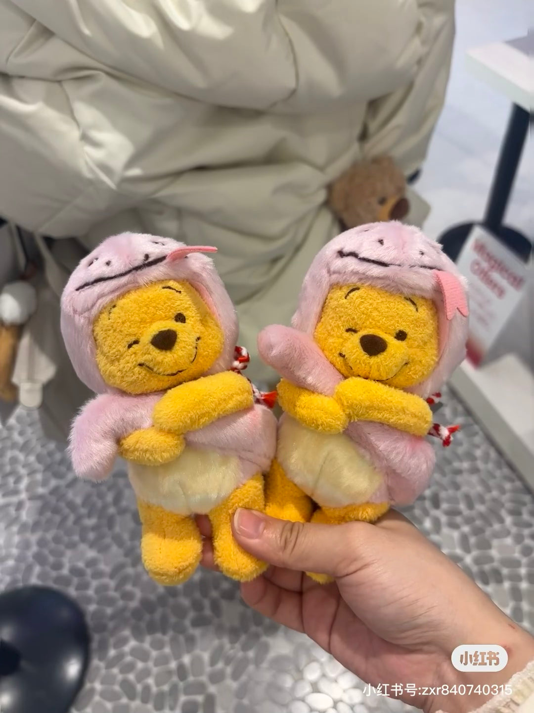 Disney迪士尼｜东迪2025蛇年限定粉色pooh噗噗维尼挂件/包挂/可脱帽｜約高さ15.5×幅8×奥行き8(cm)