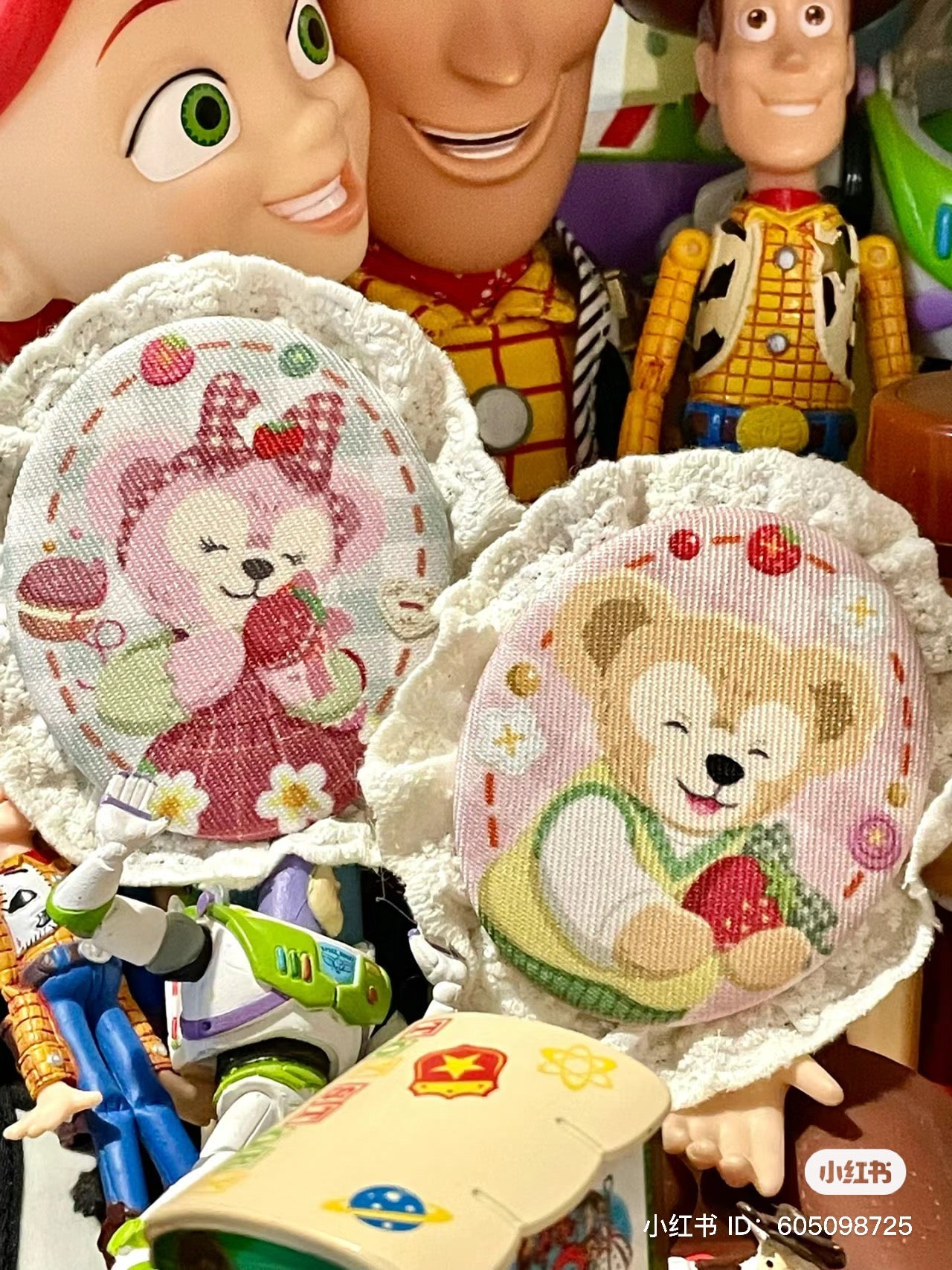 Disney迪士尼｜东迪草莓情人节限定布制蕾丝边徽章盲盒/胸针/也可当挂饰/共5种｜1枚入